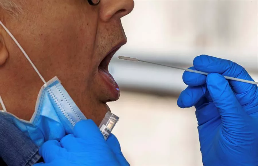 Un trabajador sanitario realizando una PCR.