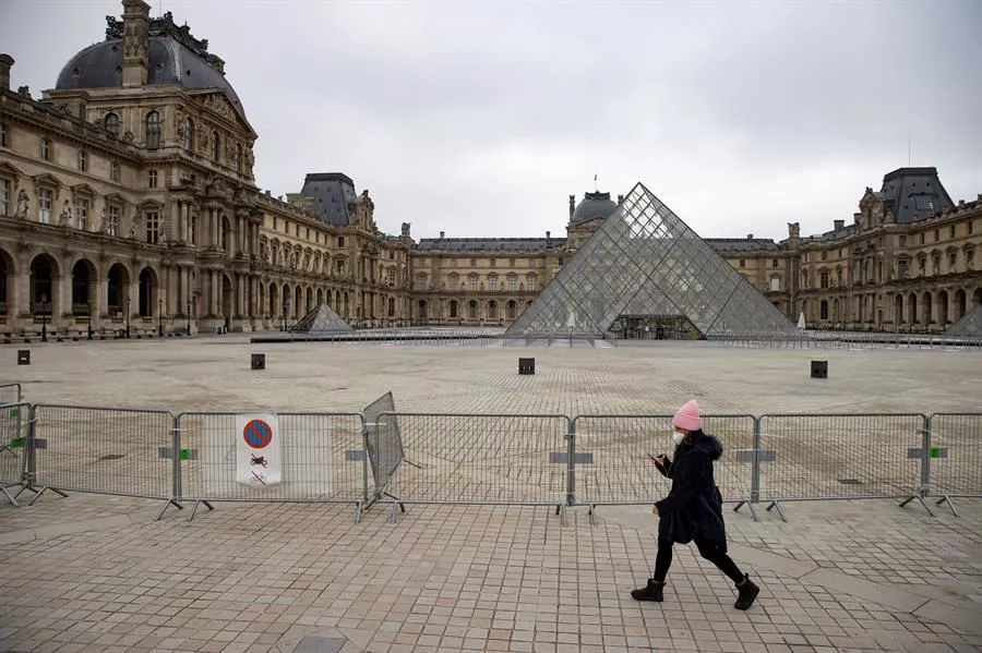 Paris Louvre museoa koronabirusa