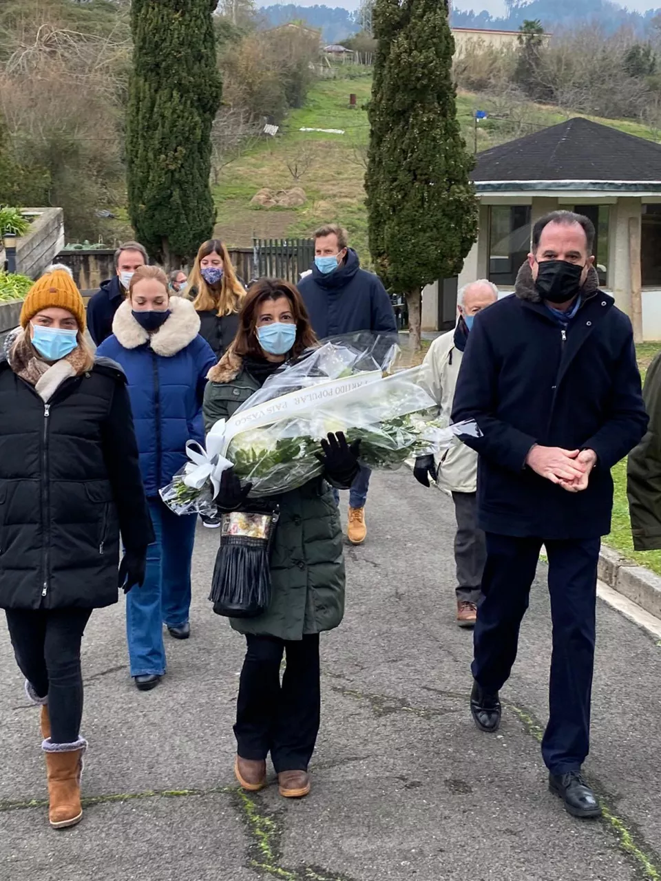 La cúpula de los populares vascos en el cementerio de Zarautz. Foto de ayer: PP Vasco