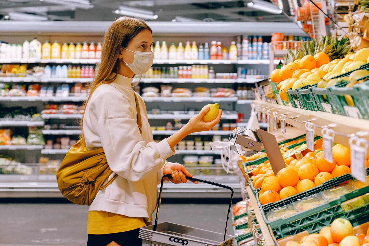 Una mujer comprando en un supermercado. Imagen: prexels.com