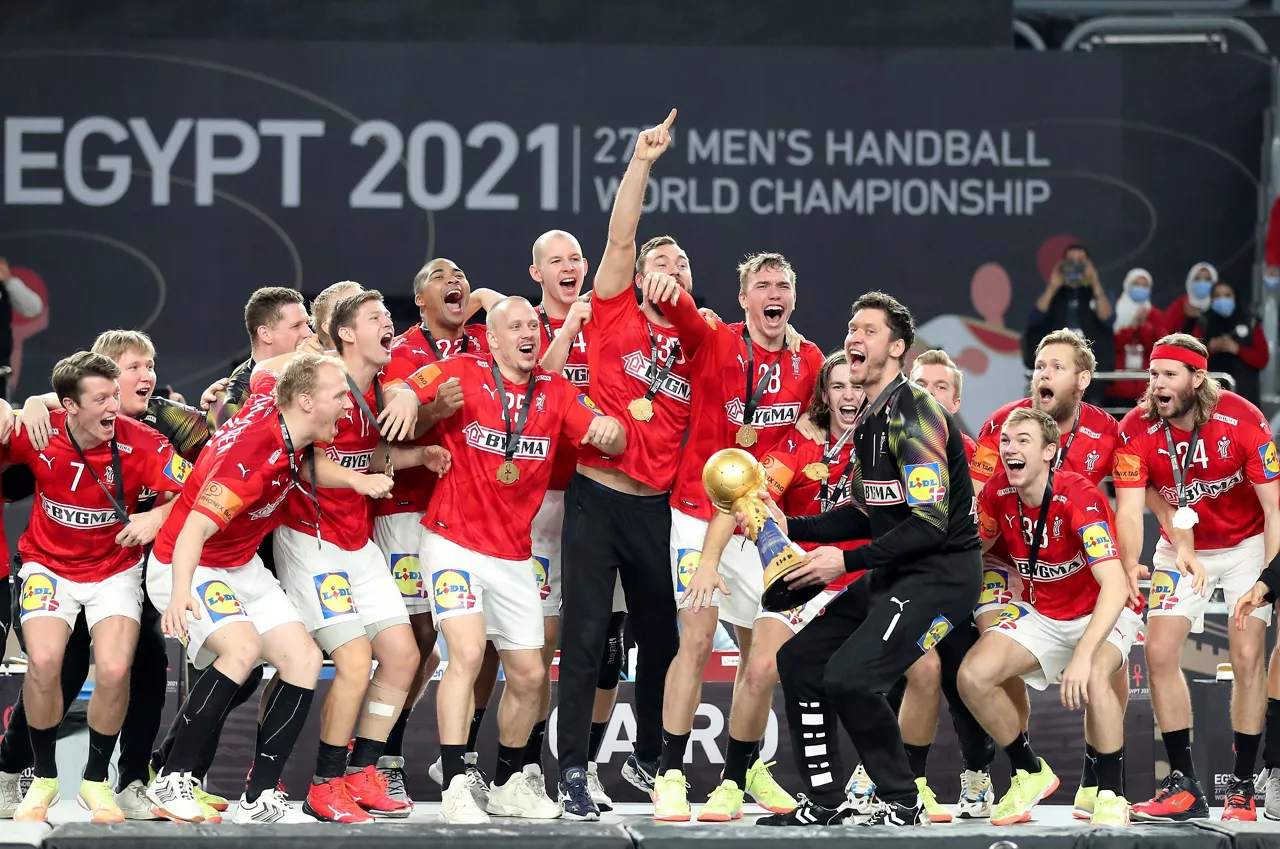 Danimarkako jokalariak munduko txapeldunaren garaikurrarekin.