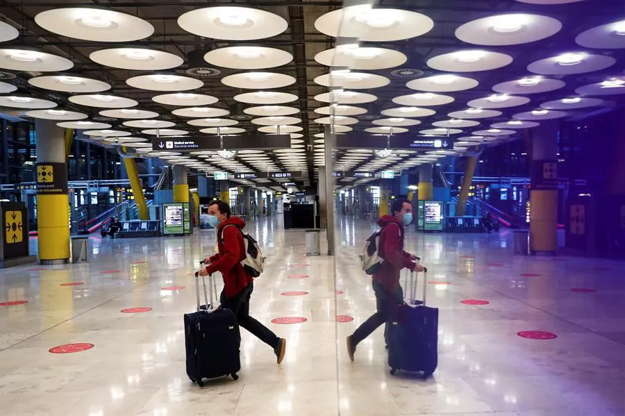 Bidaiari bat Adolfo Suarez Madril-Barajas aireportuan