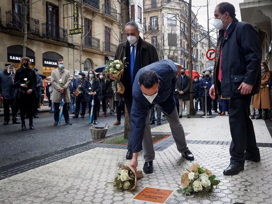 José María Múgica, ante la placa en memoria de su padre, asesinado por ETA.