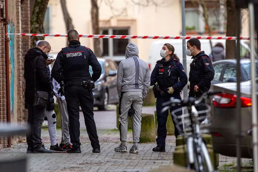 La calle Flandes acordonada por la Ertzaintza.