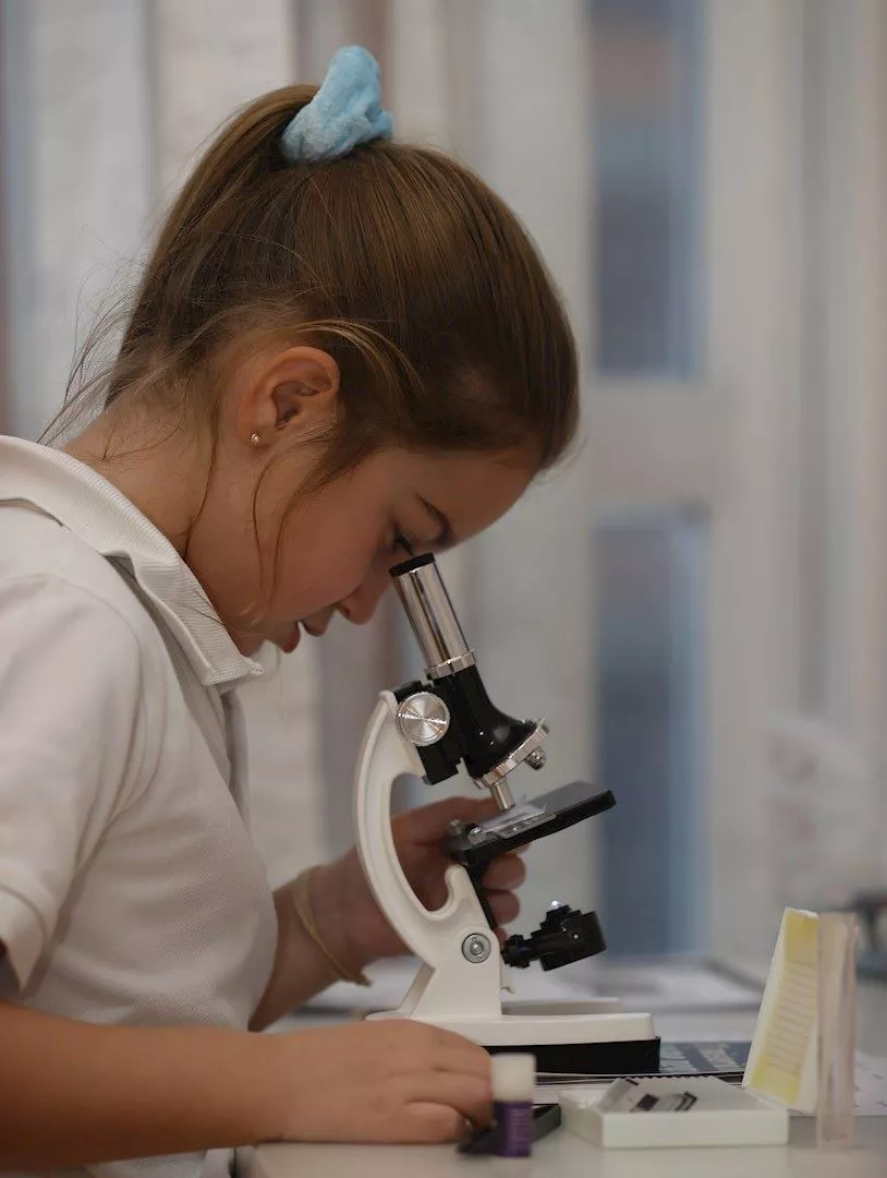 Emakume ikertzaile bat.