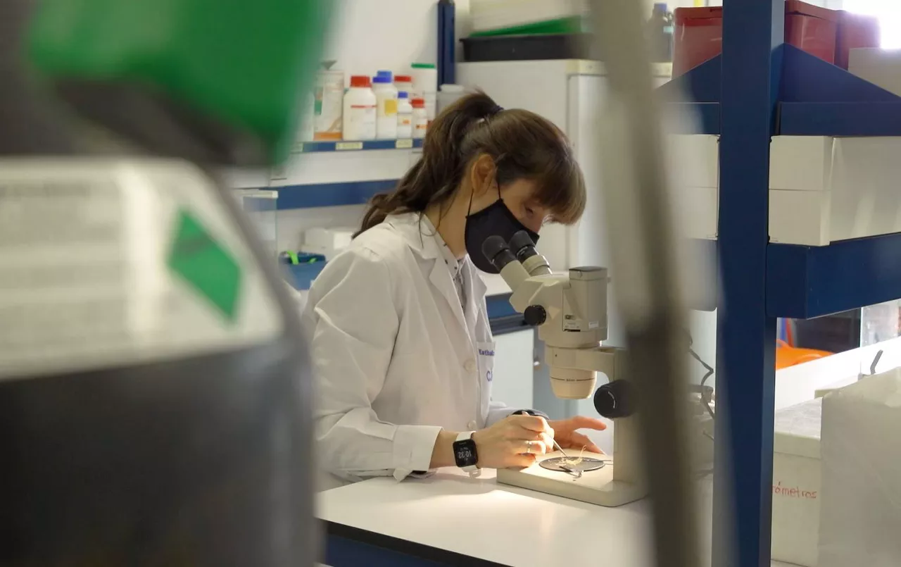 Una joven investigadora.