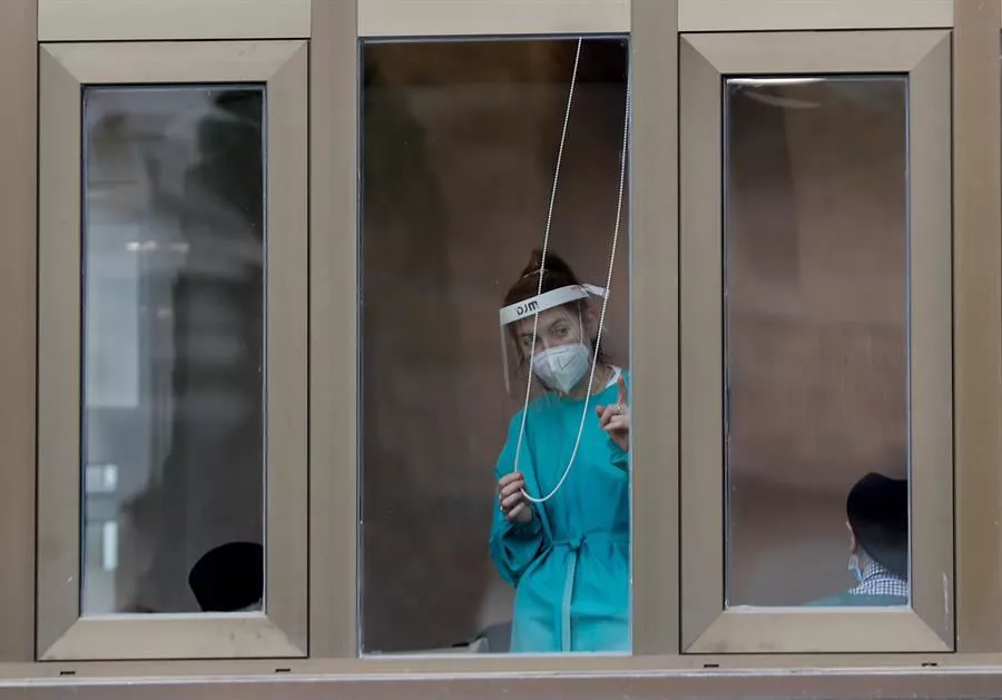 Las personas que trabajan en las residencias seguirán usando la mascarilla. Foto de archivo: EFE