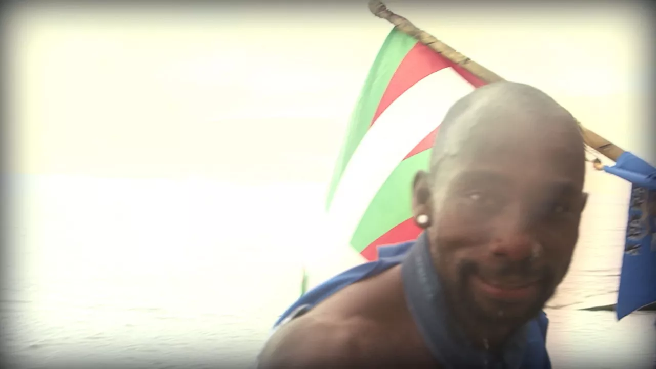 Juan, ikurrina eskuetan duela. EiTBko bideo batetik hartutako irudia