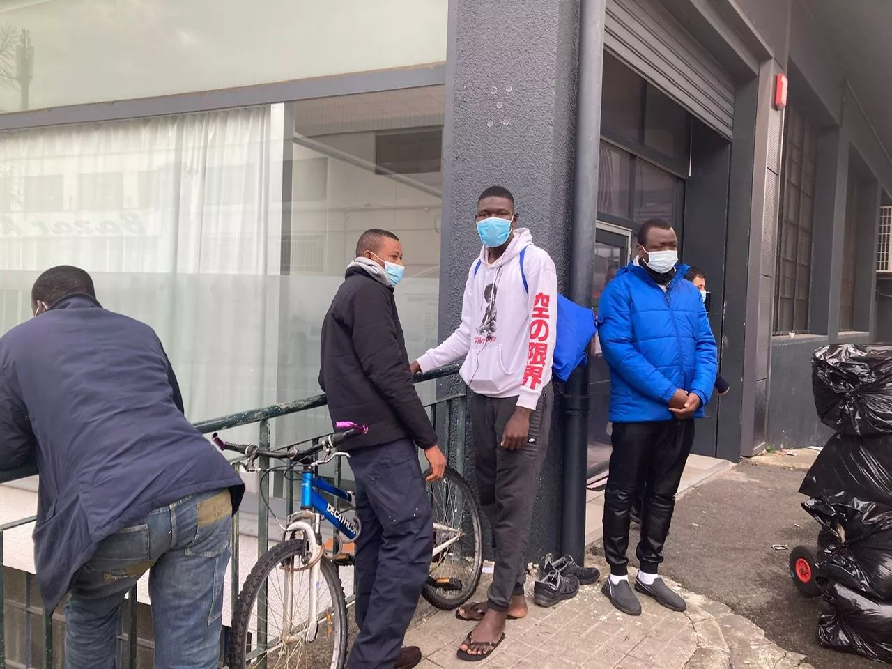 Varias personas migrantes, en Irun. Foto: Euskadi Irratia