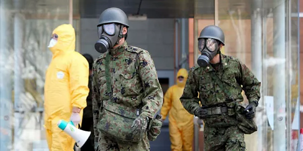 Militares de Japón con máscara antigás. Foto: EFE