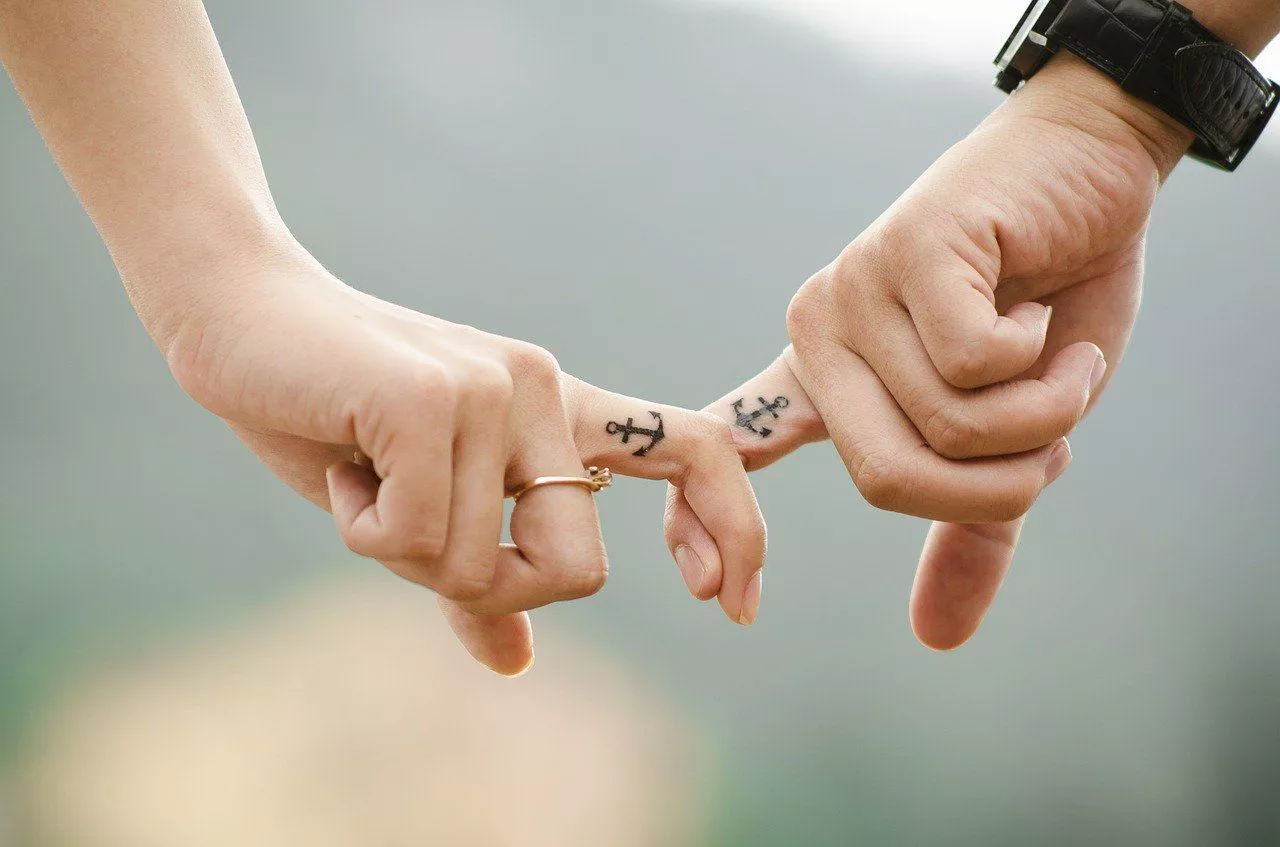 Una pareja agarrada de la mano.