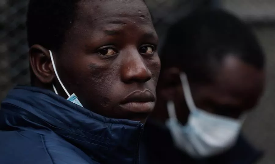 Imagen de archivo de un migrante que llegó a Irun. Foto: EFE