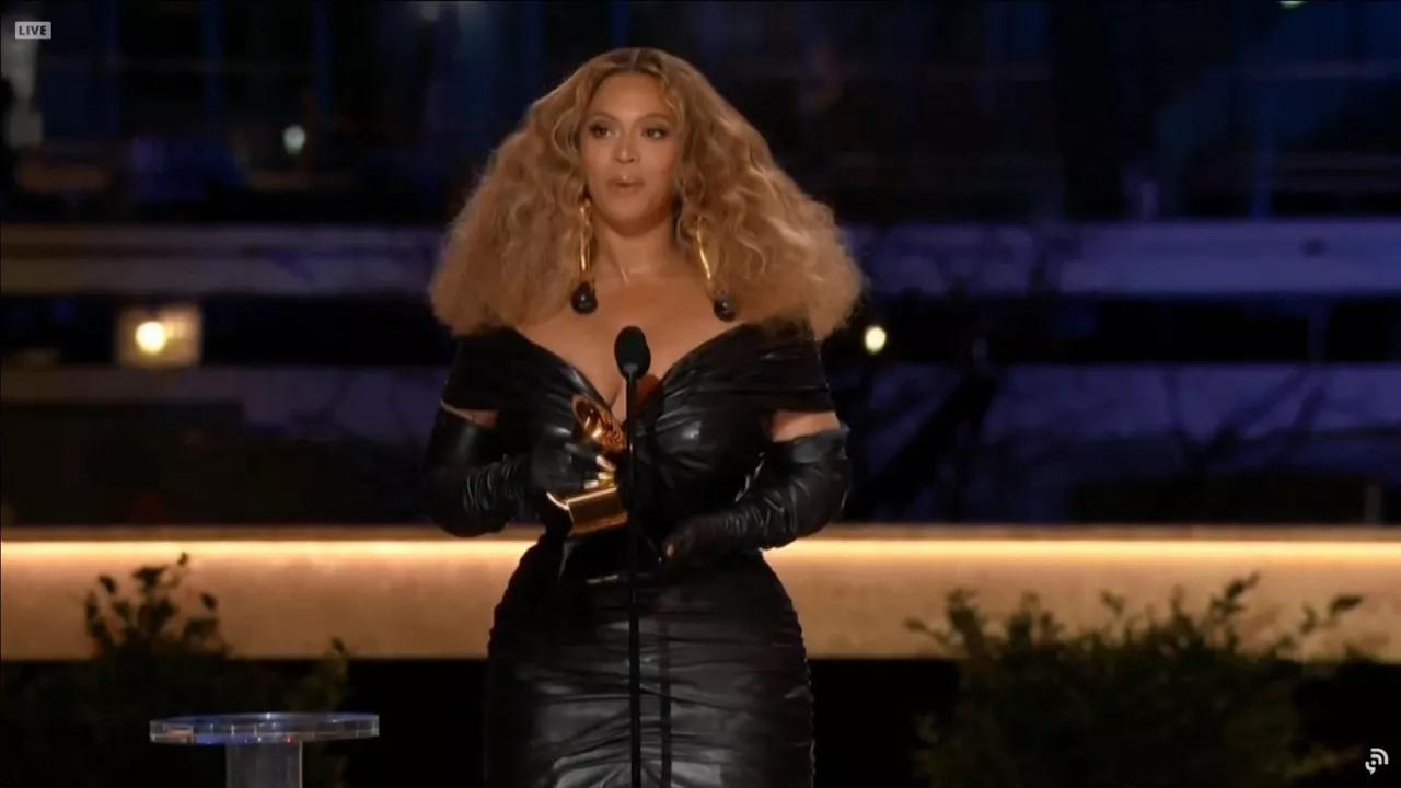 Beyonce bere saria jasotzen. Agentzietako bideo batetik ateratako irudia.