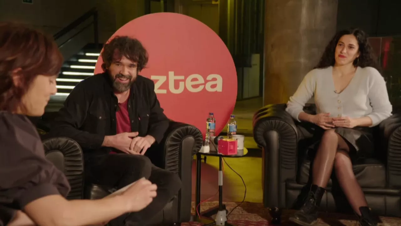 Gorka Urbizu eta Marina Lameiro Ainhoa Urretabizkaiarekin. EITBren bideo batetik ateratako irudia