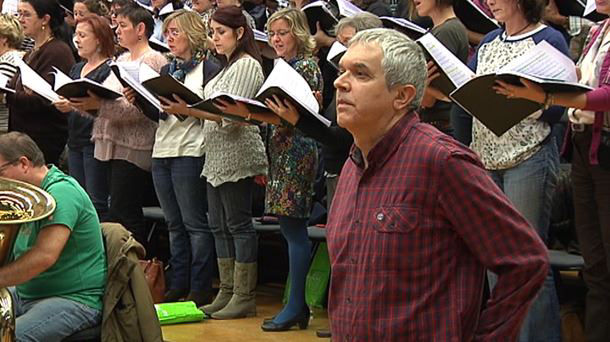 Juan Carlos Perez kontzertu batean musikariak entzuten