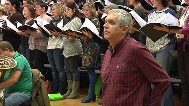 Juan Carlos Perez kontzertu batean musikariak entzuten