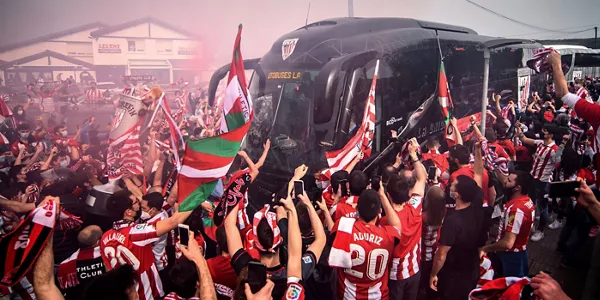 Aficionados despiden al Athletic en su salida hacia Sevilla. EFE
