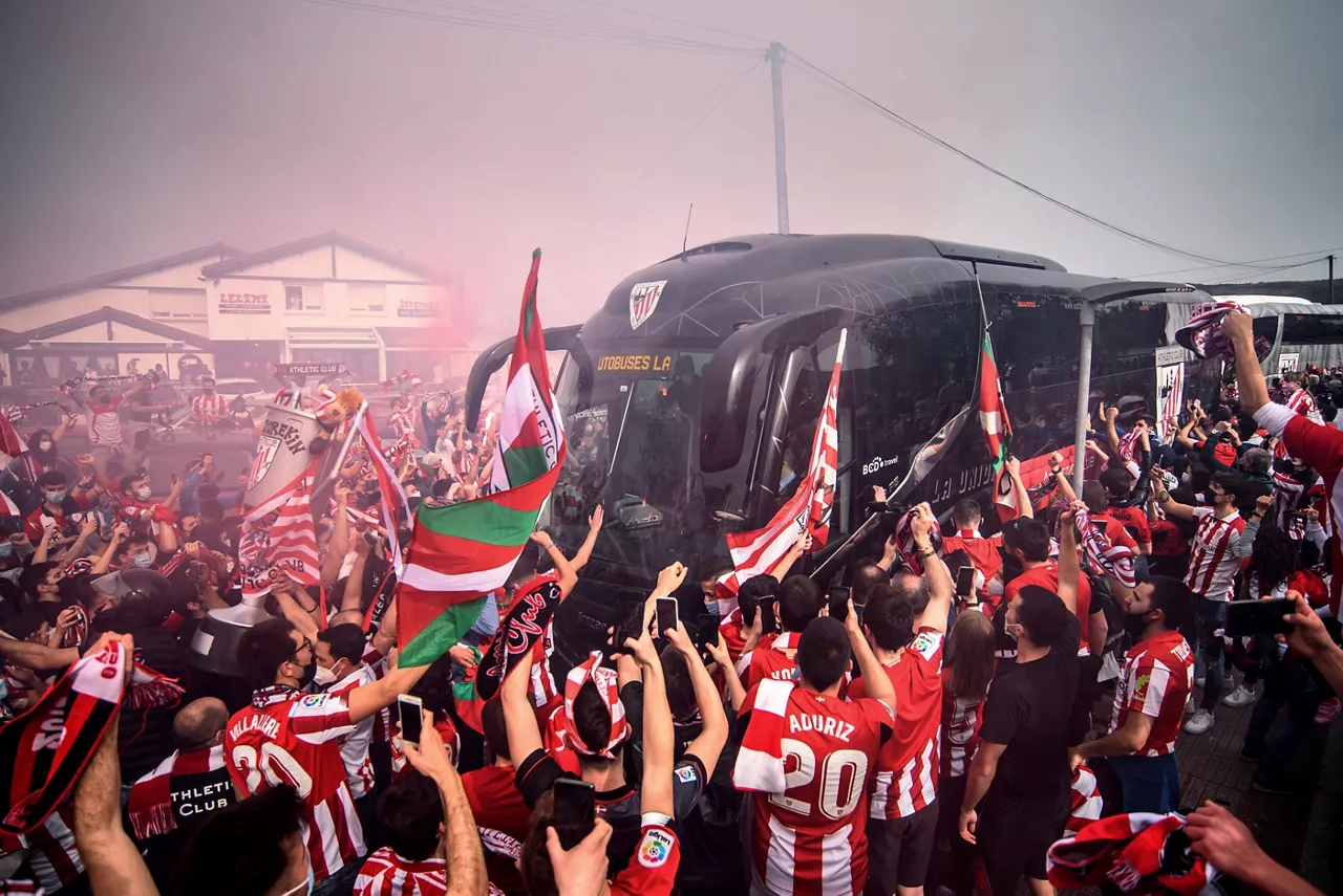 Aficionados despiden al Athletic en su salida hacia Sevilla. EFE