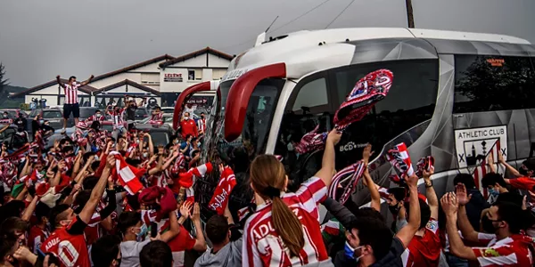 Aficionados despiden al Athletic en su salida hacia Sevilla. EFE
