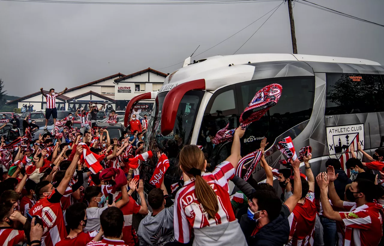 Aficionados despiden al Athletic en su salida hacia Sevilla. EFE