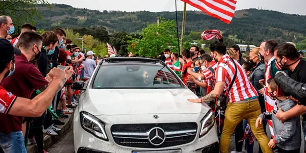 Aficionados saludan a Jon Morcillo a su llegada a Lezama. EFE