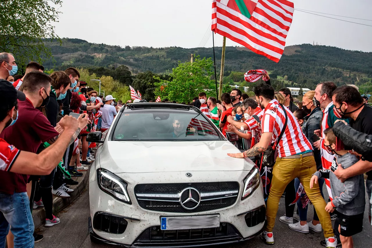 Aficionados saludan a Jon Morcillo a su llegada a Lezama. EFE