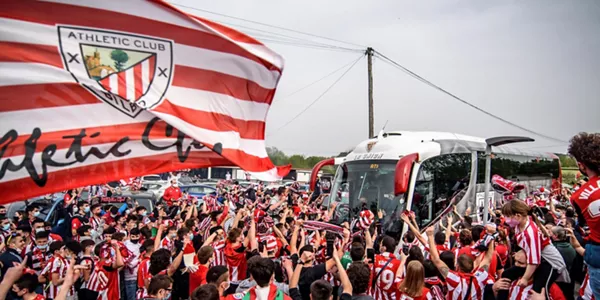 Aficionados despiden al Athletic en su salida hacia Sevilla. EFE