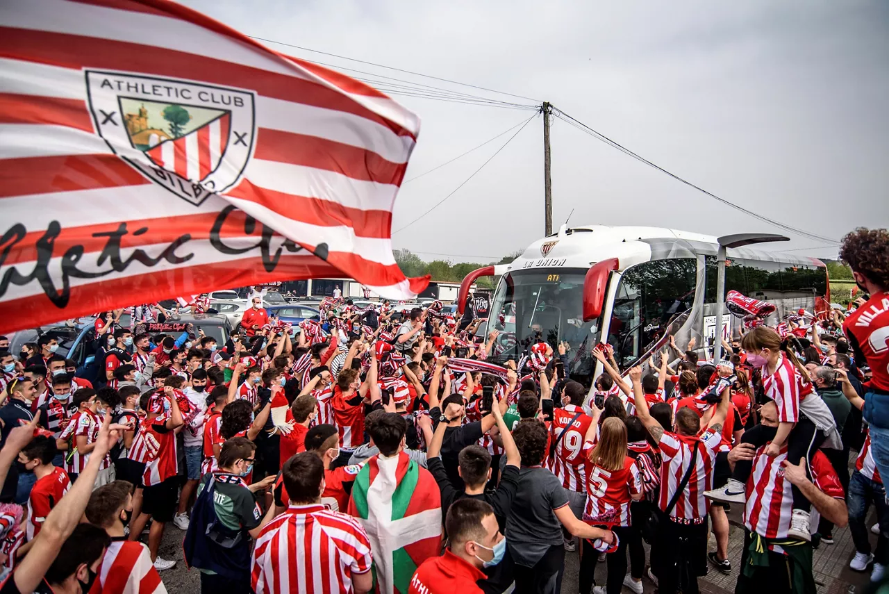 Aficionados despiden al Athletic en su salida hacia Sevilla. EFE