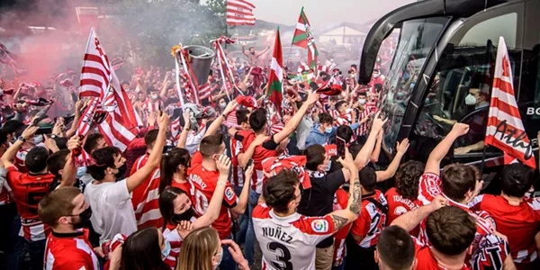 Aficionados despiden al Athletic en su salida hacia Sevilla. EFE