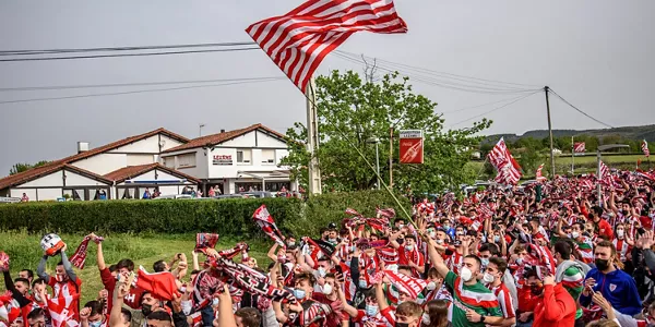 Aficionados despiden al Athletic en su salida hacia Sevilla. EFE