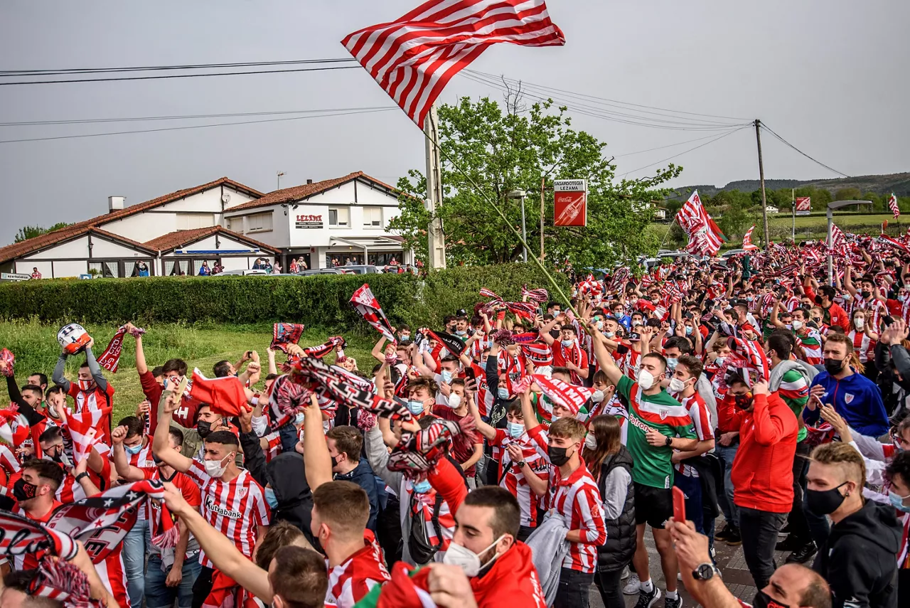 Aficionados despiden al Athletic en su salida hacia Sevilla. EFE