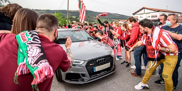 Aficionados saludan a Ander Capa a su llegada a Lezama. EFE