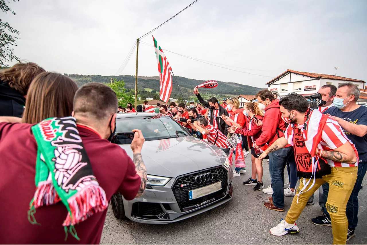 Aficionados saludan a Ander Capa a su llegada a Lezama. EFE