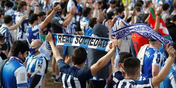Aficionados de la Real despiden al  equipo en Zubieta. EFE