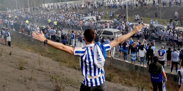 Aficionados de la Real despiden al  equipo en Zubieta. EFE