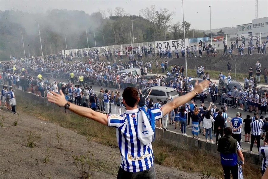 Aficionados de la Real despiden al  equipo en Zubieta. EFE