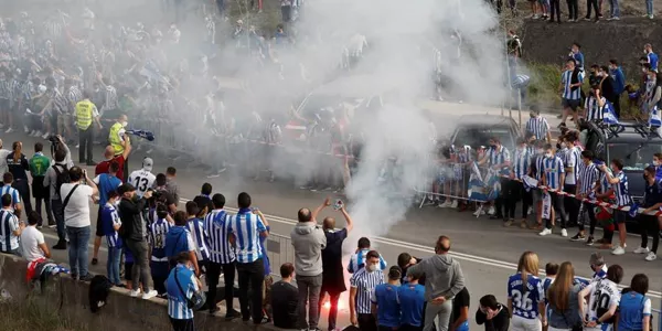 Aficionados de la Real despiden al  equipo en Zubieta. EFE