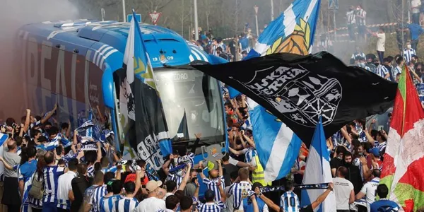 Mucha gente despide a la Real. EFE