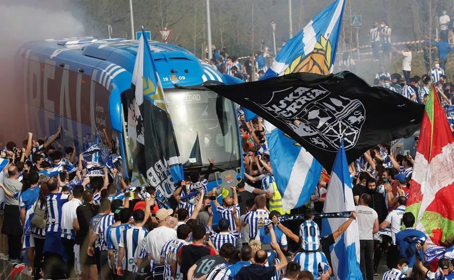Mucha gente despide a la Real. EFE