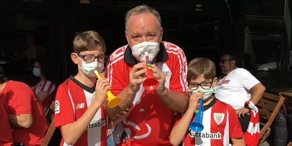 Aficionados del Athletic tocando el himno