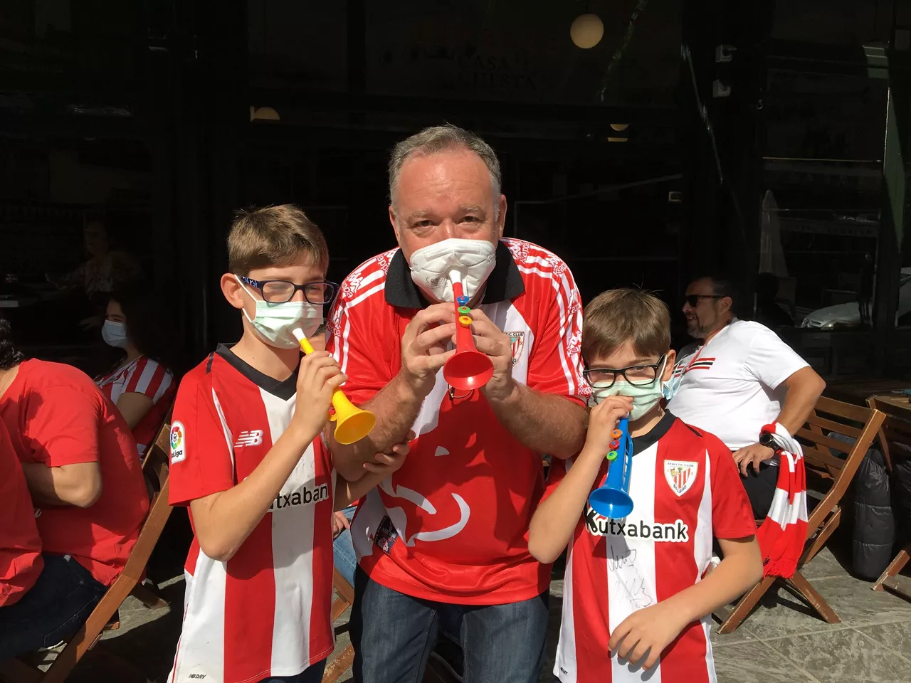 Aficionados del Athletic tocando el himno