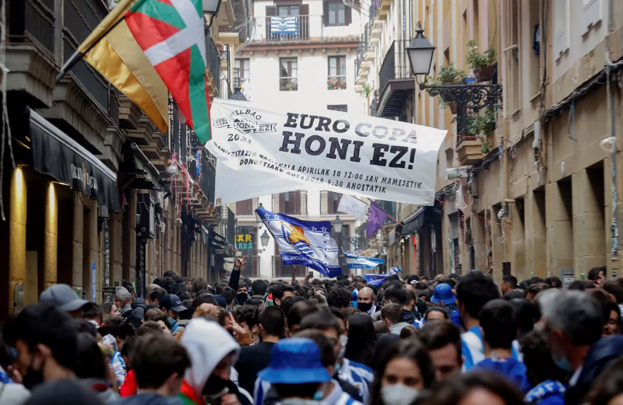 Ambiente en las calles de Donostia. EFE