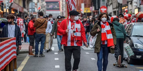 Ambiente en las calles de Bilbao. EFE