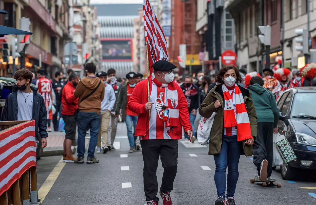 Ambiente en las calles de Bilbao. EFE