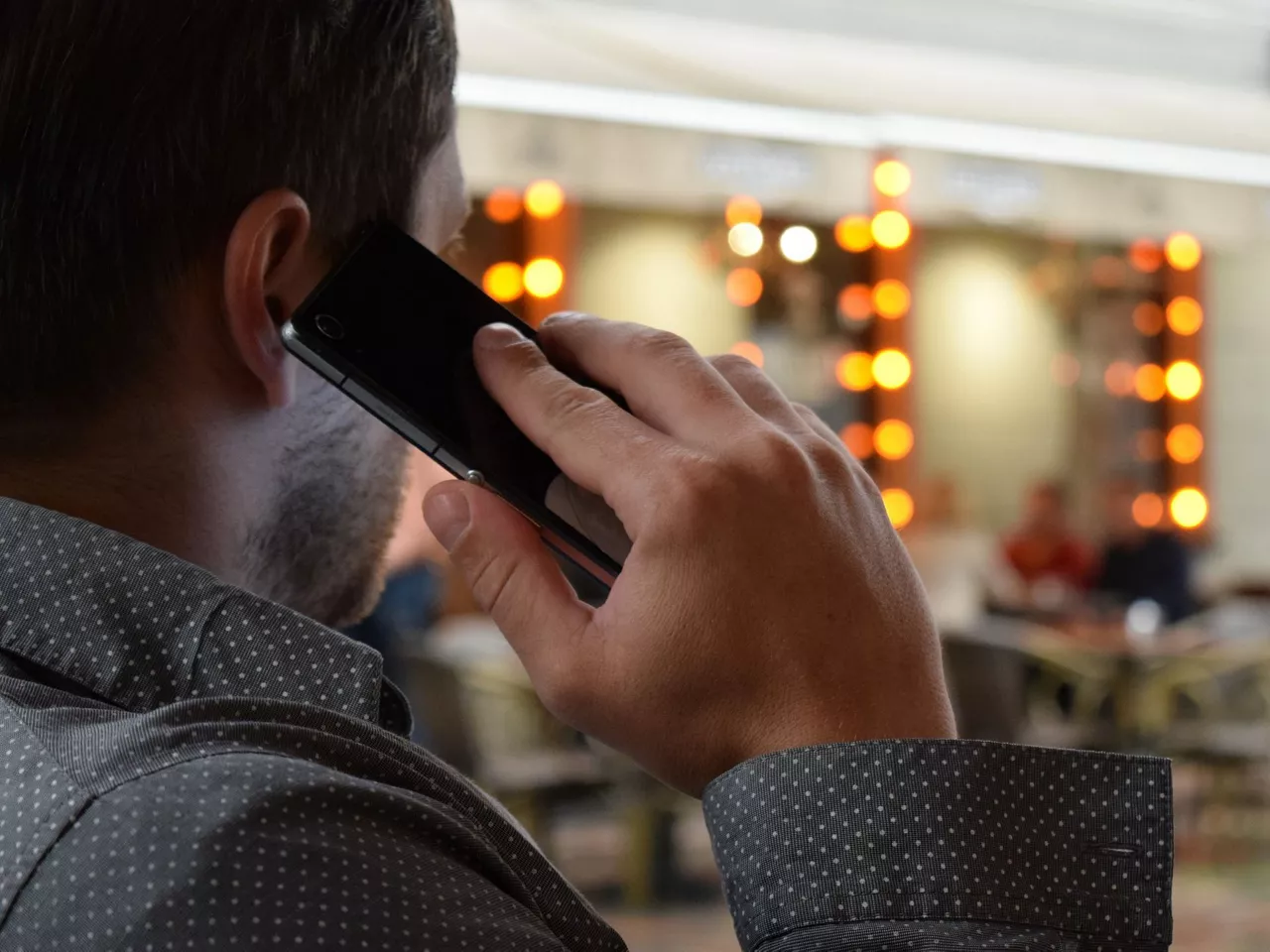 Un hombre con el teléfono móvil en la oreja. Imagen sin derechos de autor