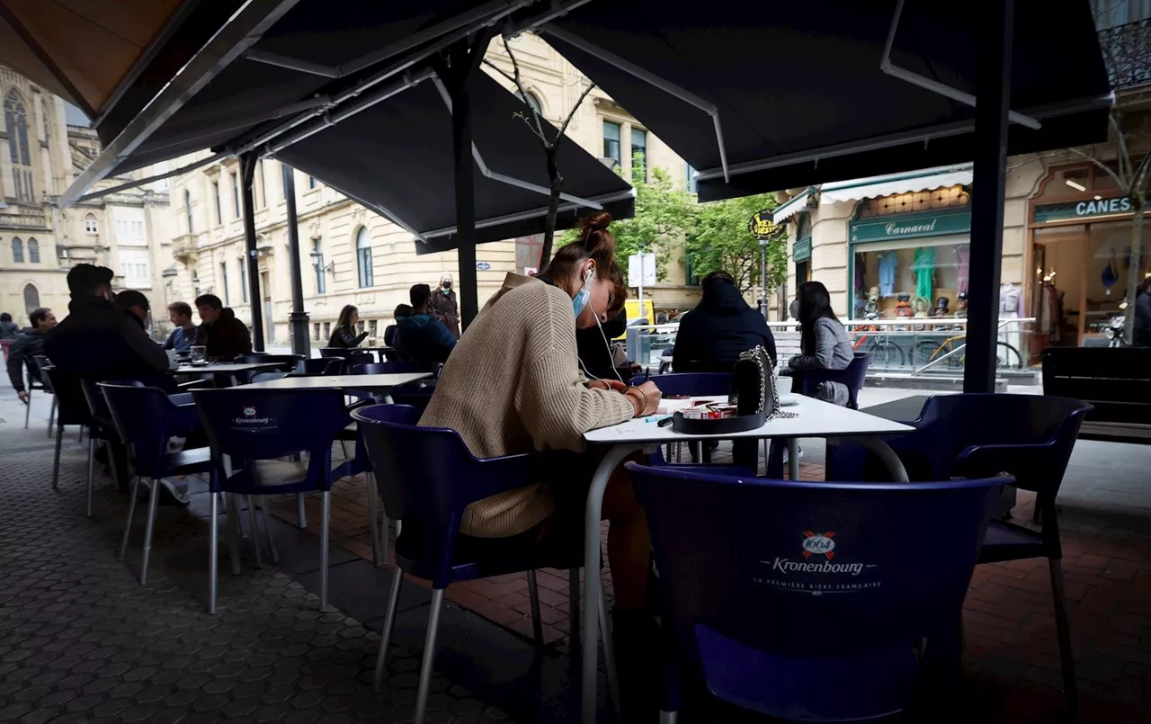 Hainbat pertsona terraza batean.