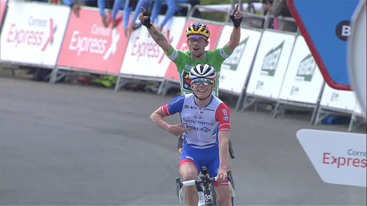 Gaudu y Roglic levantan los brazos en meta.