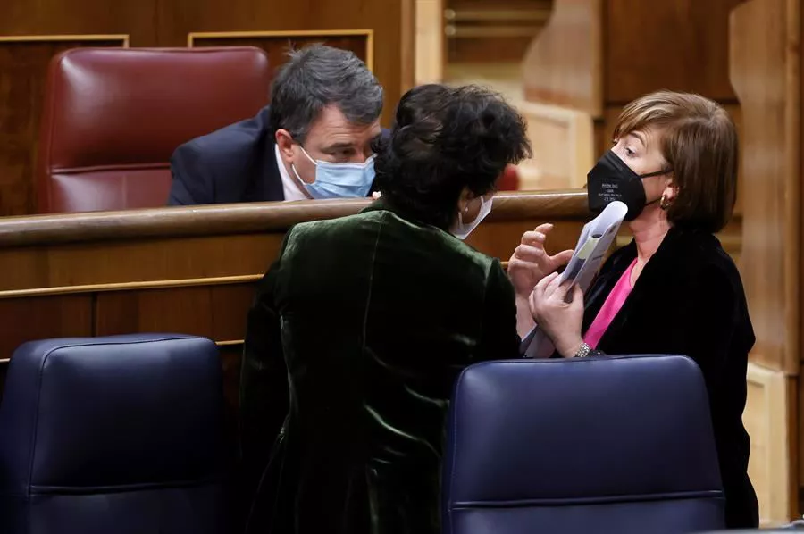 Aitor Esteban y Josune Gorospe conversan con Isabel Celaá en el Congreso. Foto de archivo: EFE