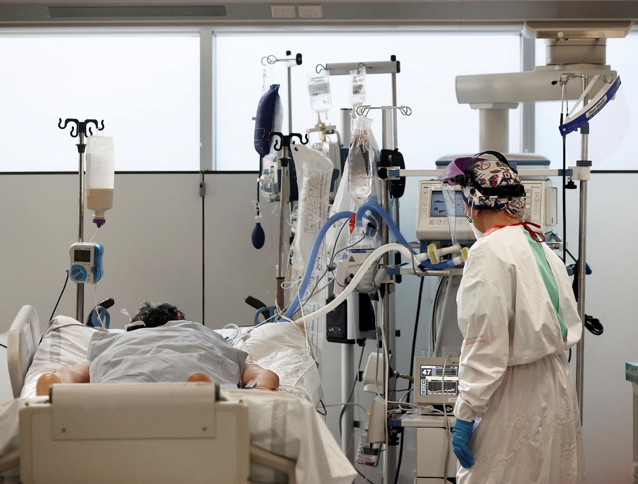 UCI del complejo hospitalario de Navarra. Foto: EFE