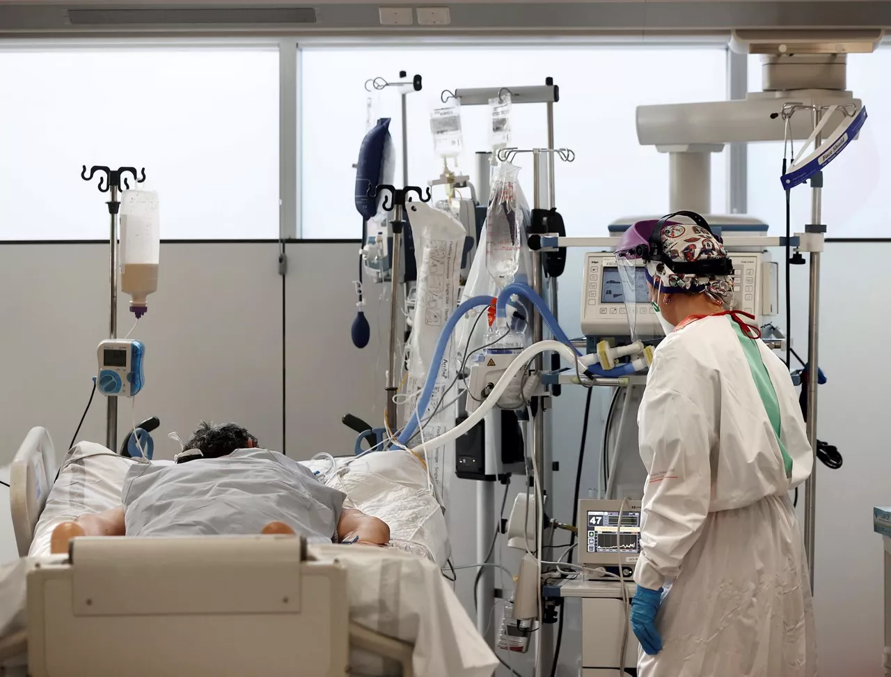 UCI del complejo hospitalario de Navarra. Foto: EFE